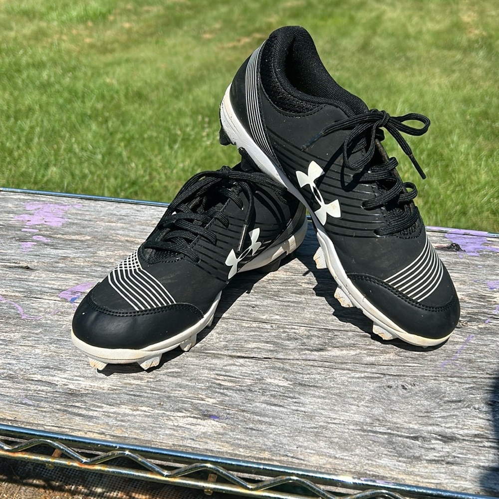 Under armor softball glyde ladies cleats, size 6, black-and-white